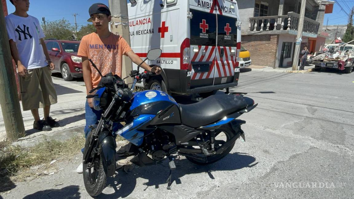 Taxista no ve alto en crucero de Saltillo y choca contra motociclista