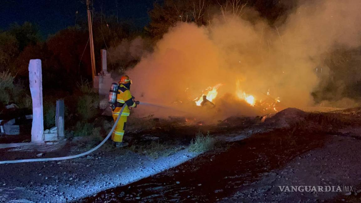 Incendio arrasa con tejabán y daña cableado de luz, en Ramos Arizpe