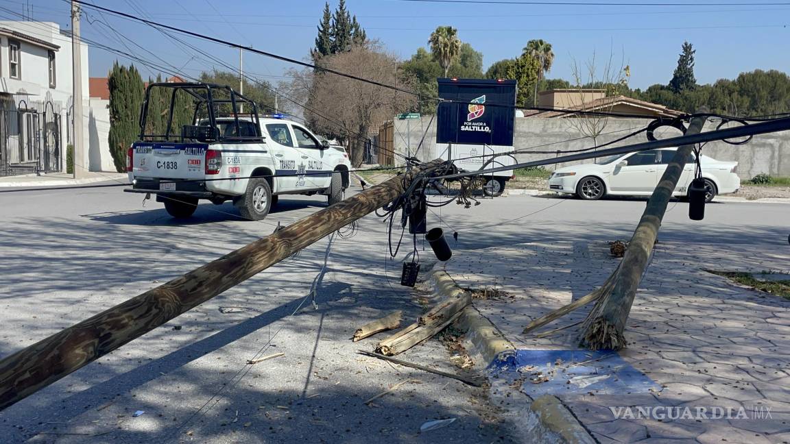 Pierde septuagenario el control y derriba dos postes en plaza pública de Saltillo
