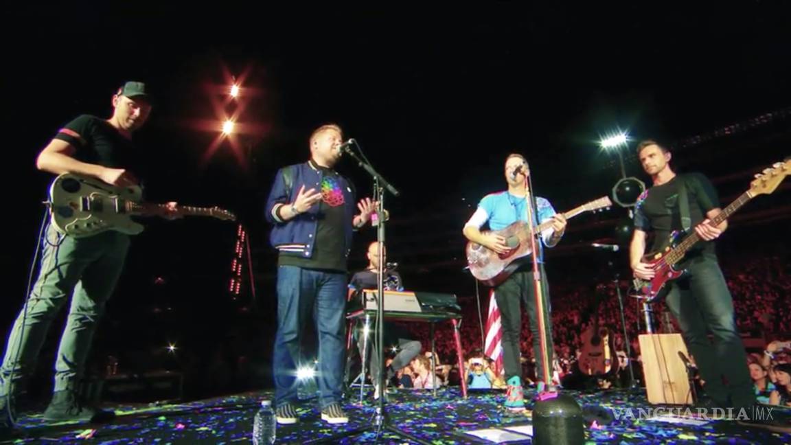 James Corden canta con Coldplay