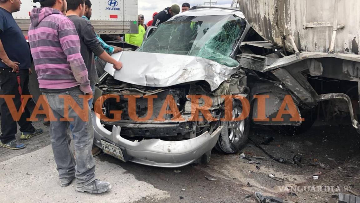 Siete personas quedan prensadas en Saltillo tras accidente en el Óscar Flores Tapia