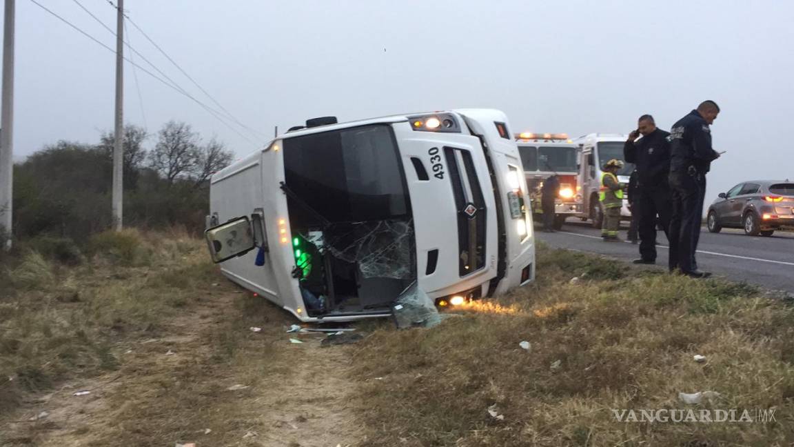 Vuelca transporte de personal en carretera Saltillo-Zacatecas; se reportan 11 heridos