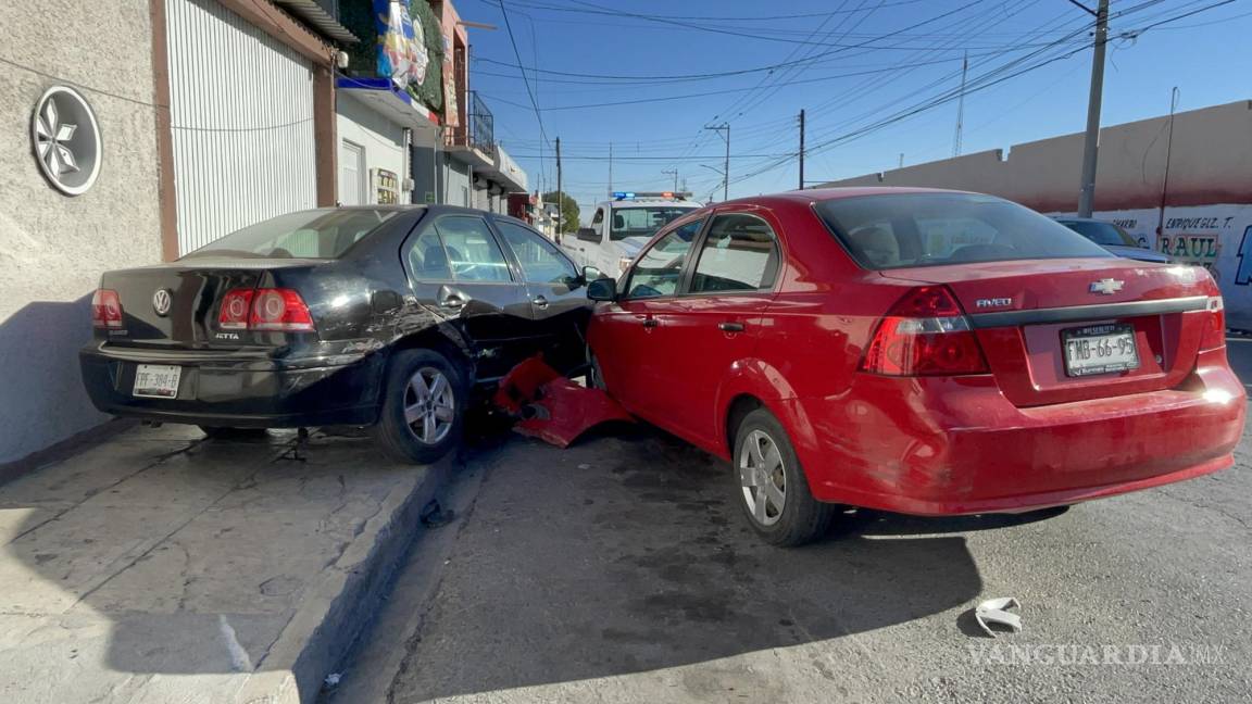 Doble accidente en la Bellavista: la chocan y la proyectan contra auto estacionado al sur de Saltillo
