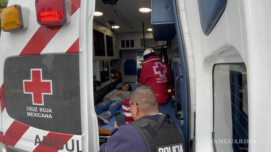 Le cierra el paso taxista, volantea e impacta auto