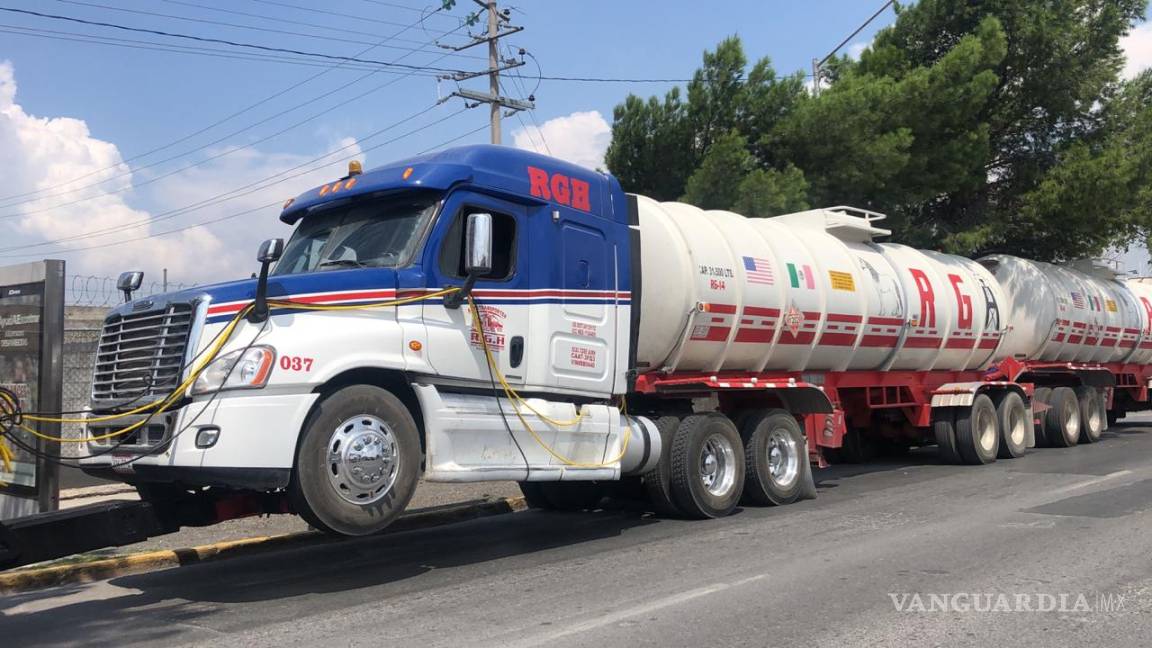 Aseguran en Saltillo vehículo de carga por transportar combustible de manera ilegal