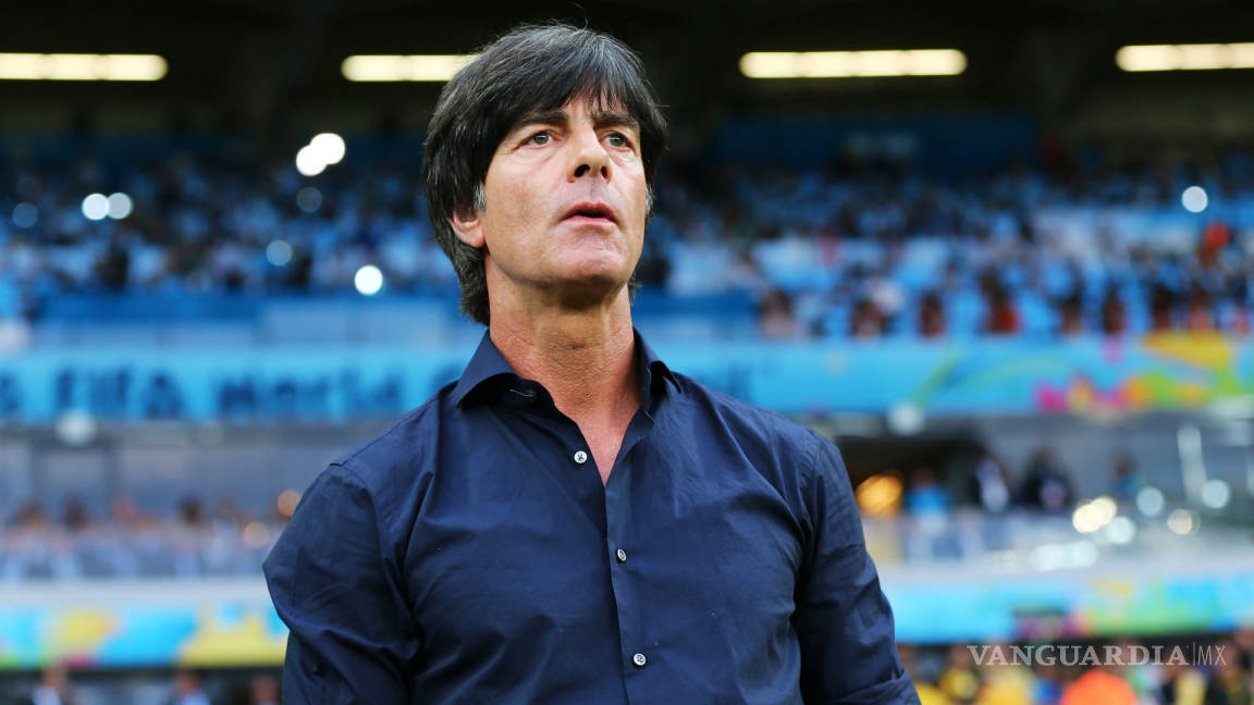 Periodista mexicana casi lesiona a Joachim Löw