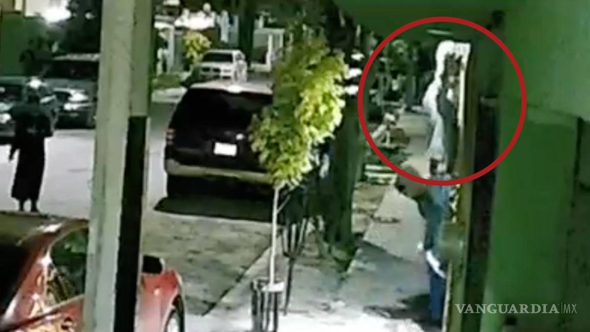 Jóvenes roban cámara de seguridad en Saltillo; quedan grabados en otra cámara de seguridad (video)