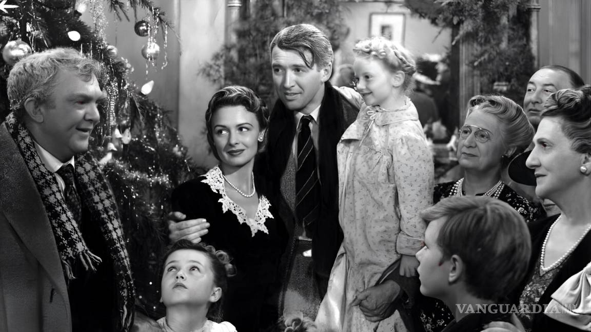 $!La emotiva escena culminante de '¡Qué bello es vivir!' (1946), dirigida por Frank Capra, donde George Bailey (James Stewart), tras recuperar la esperanza en la vida, celebra la Navidad rodeado de su esposa Mary (Donna Reed).