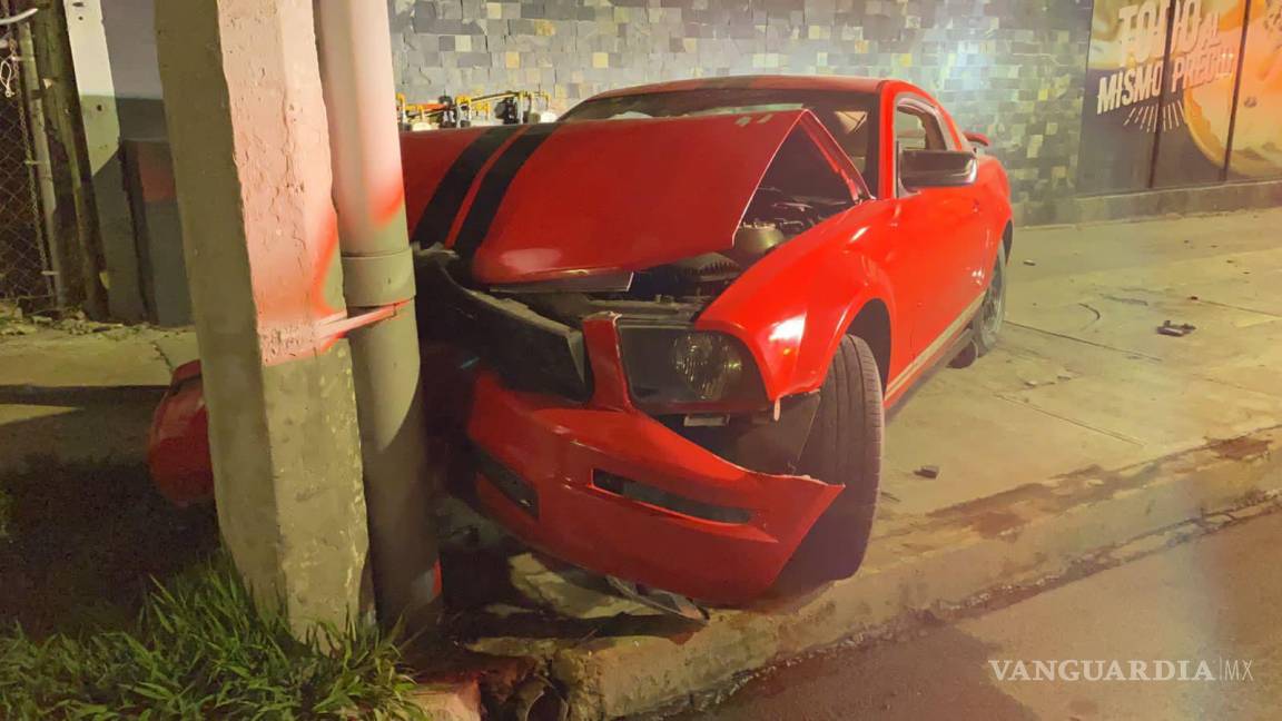 Abandona su automóvil tras chocarlo frente a cervecería de Saltillo