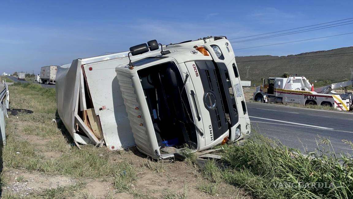 Caos vial tras accidente de camión y tráiler en la carretera Saltillo-Torreón