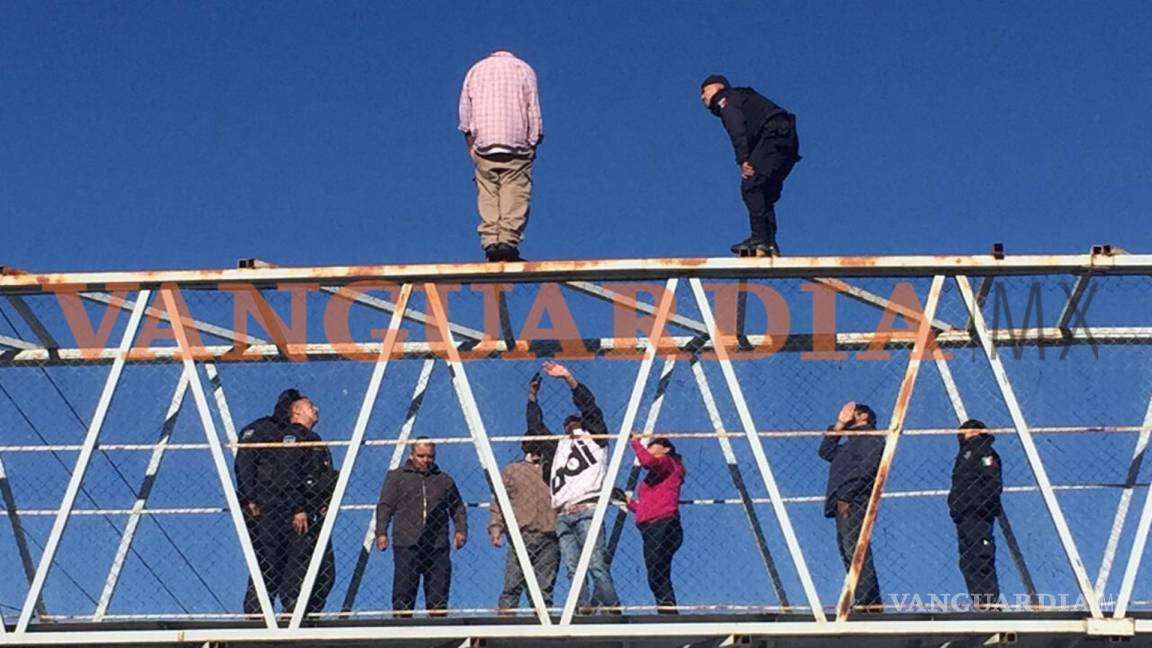 En Saltillo hombre intenta saltar de un puente y policías logran evitarlo