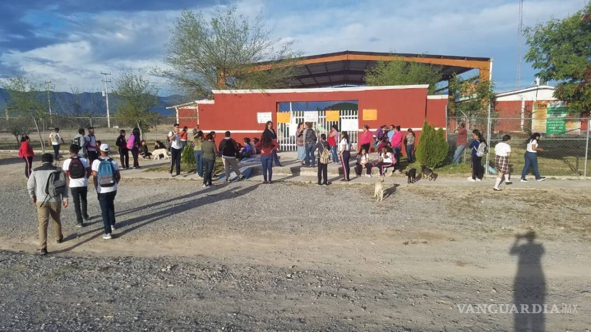 Padres de la Región Centro de Coahuila protestan por incremento de cuotas y reducción de maestros en planteles EMSAD