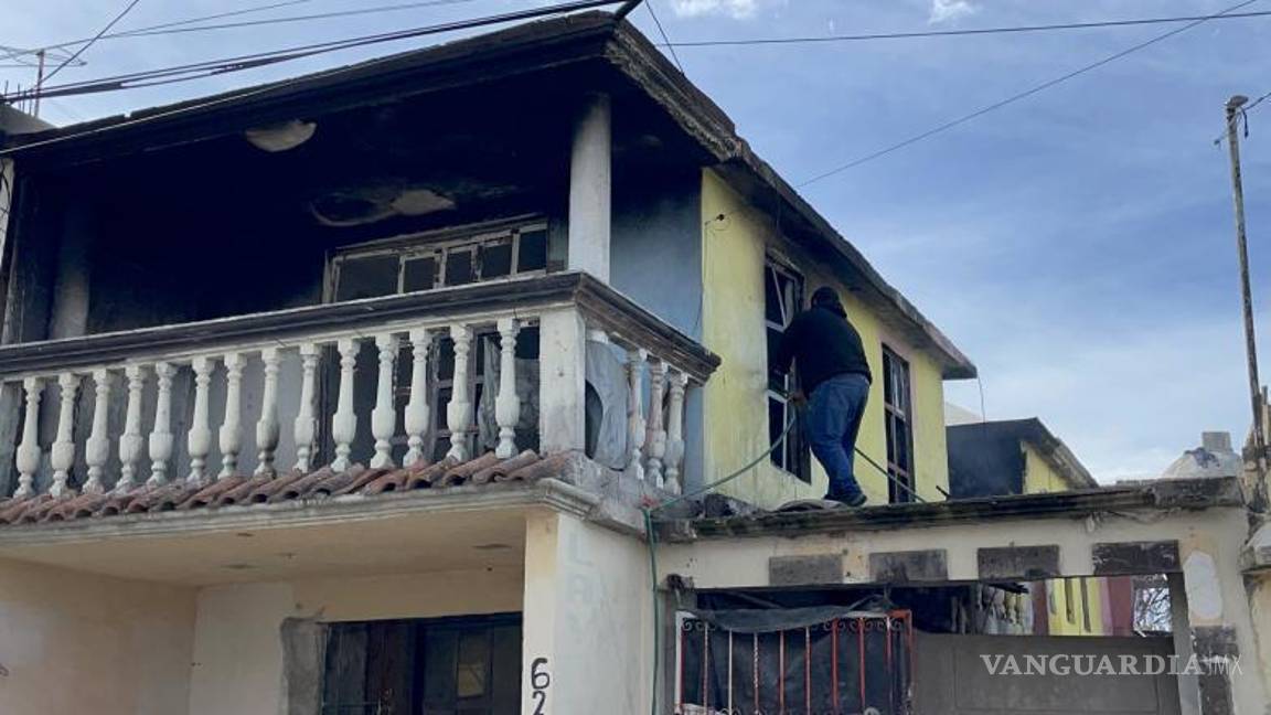 $!Los vecinos de la colonia Nogalera utilizaron una manguera para combatir el incendio en el segundo piso de una casa en la calle Alejandro González.