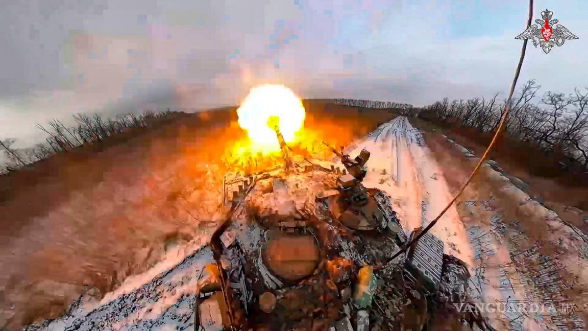 $!Fotografía tomada de un video el jueves 8 de febrero de 2024, un tanque ruso dispara en un lugar no revelado en Ucrania.