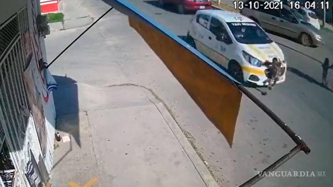 El impactante momento en que taxista atropella a niño de 3 años y no detiene su marcha (video)