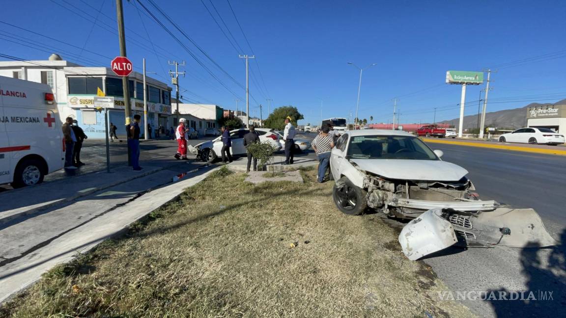 Se atraviesa para ingresar a colonia y choca contra vehículo; trasladan a mujer a hospital de Saltillo