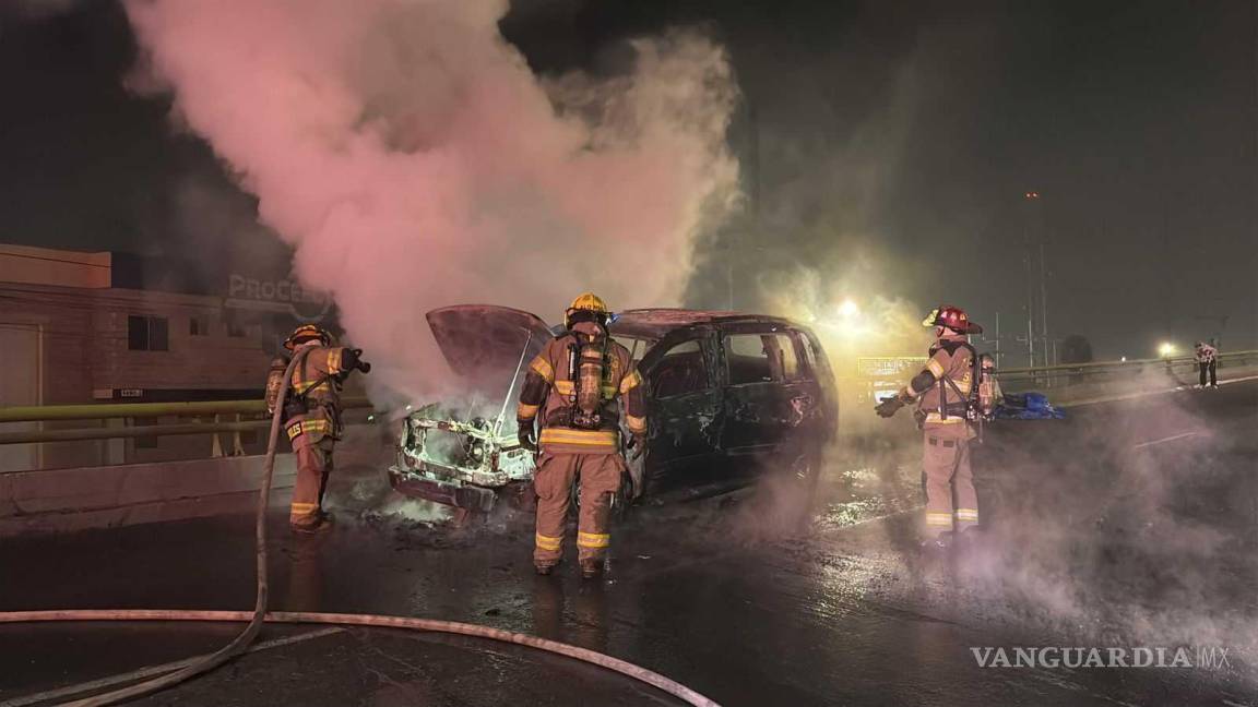 $!Restos calcinados de la camioneta Dodge tras ser consumida completamente por el fuego.