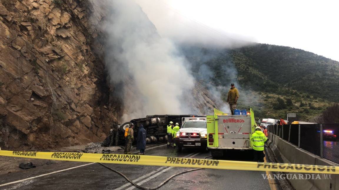 Se incendia tráiler tras choque en la carretera a Los Chorros