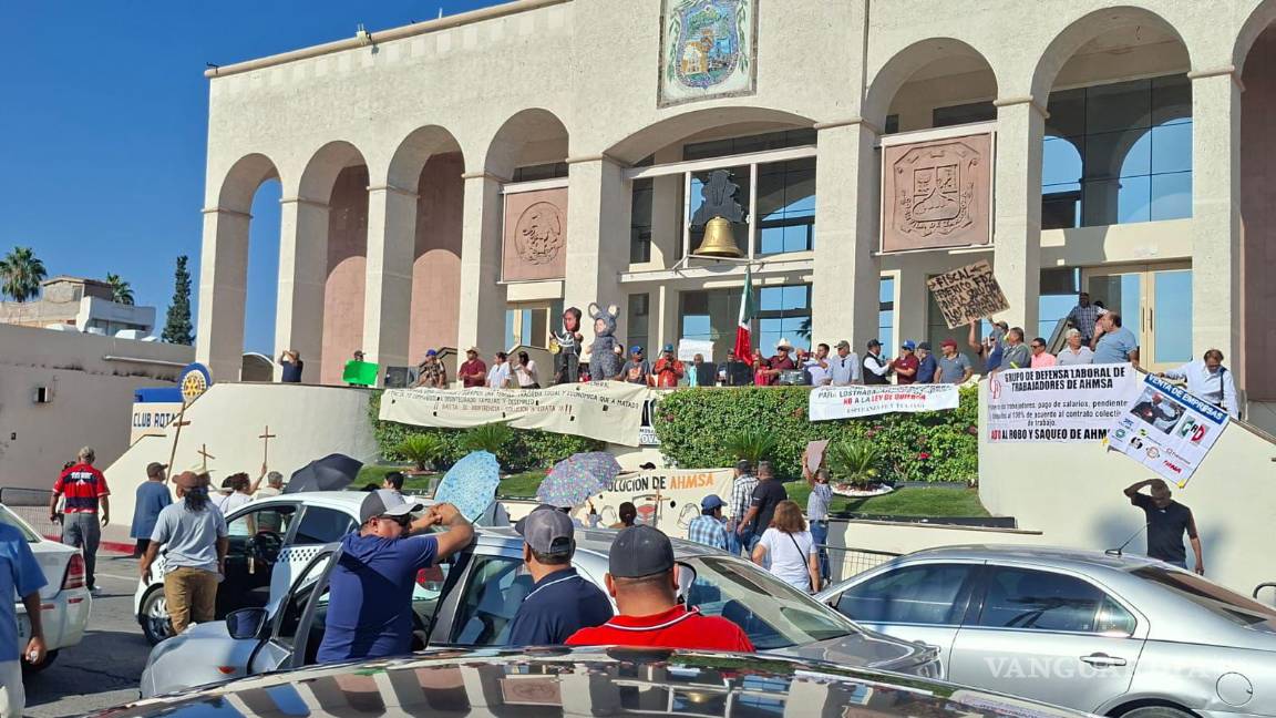 $!Los ex trabajadores realizaron un minuto de silencio por sus compañeros fallecidos.