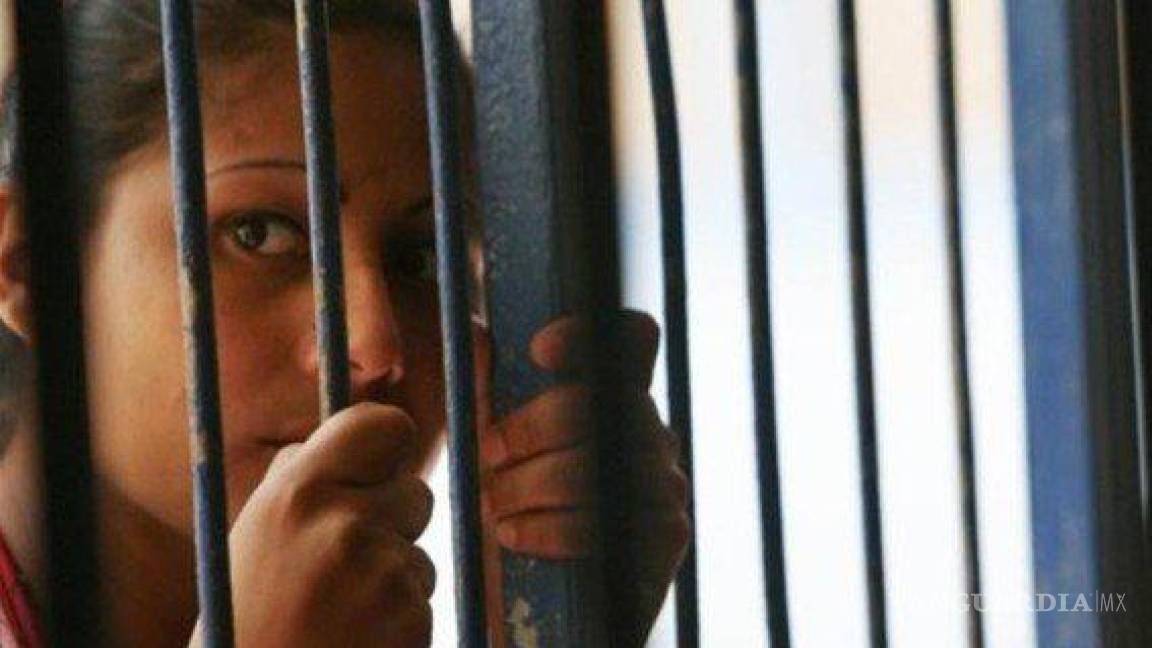 Siete mujeres pasarían hasta 30 años en prisión por abortar, en El Salvador