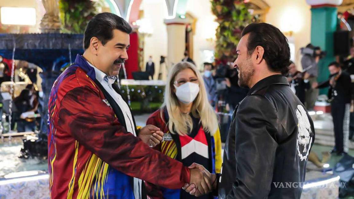 $!Tan solo en 2021, el cantante se volvió tendencia por llevarle una serenata al presidente de Venezuela, Nicolás Maduro.