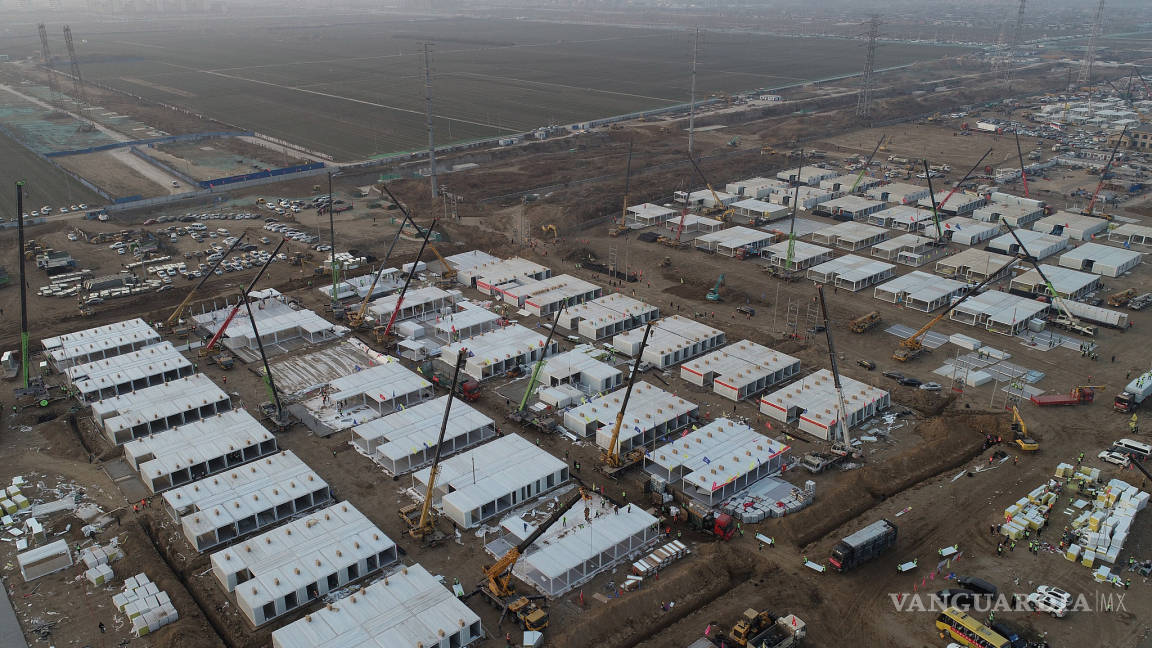 En China construyen hospital para atender COVID en 5 días