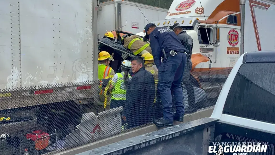 $!Personal de emergencias trabaja en la escena del accidente para atender a los heridos y asegurar el área.