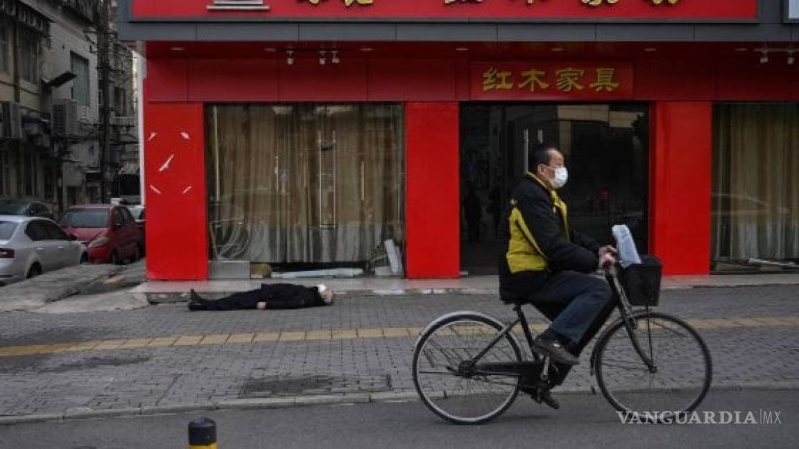 En Wuhan por miedo al contagio probable de coronavirus nadie ayuda a hombre infartado en la calle