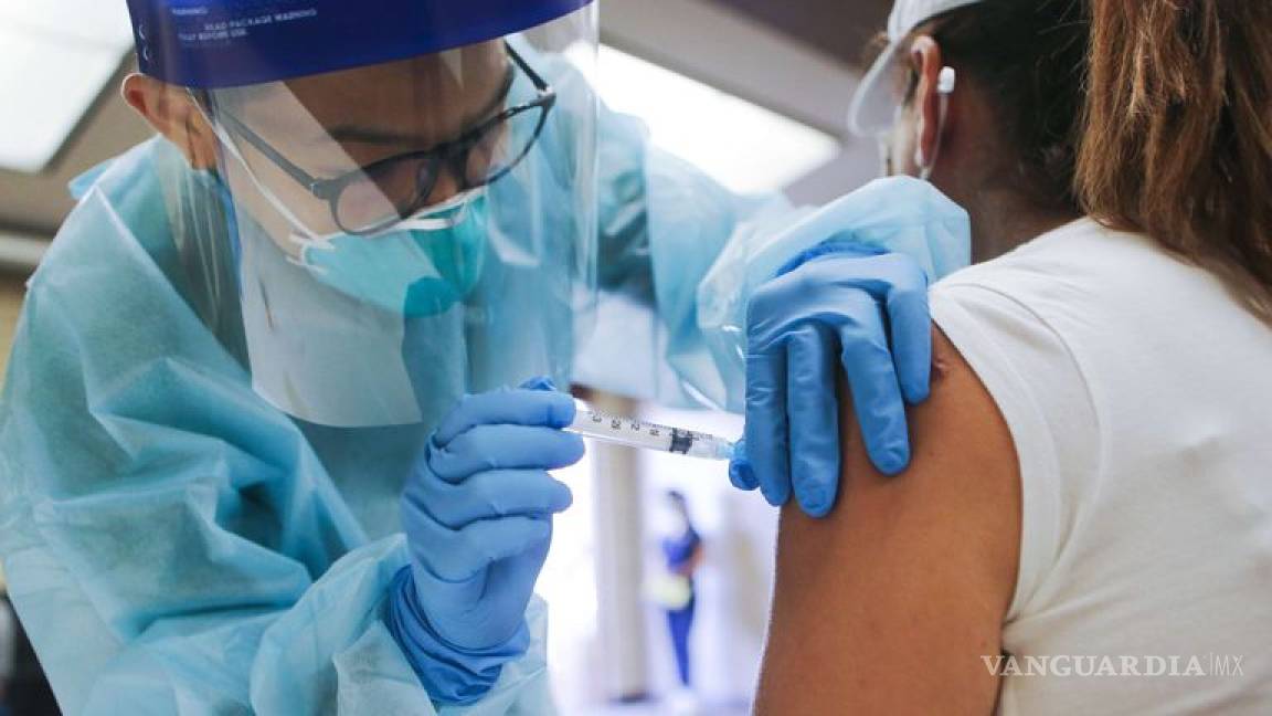 El mundo tiene más vacunados que contagiados; combate a la pandemia marca un hito