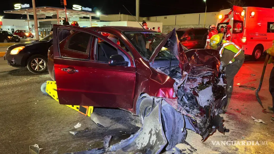 $!El fuerte impacto dejó severos daños en ambos vehículos; los conductores fueron atendidos en el lugar.