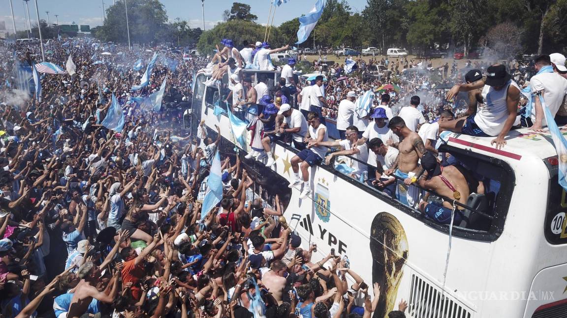 $!Seguidores del fútbol dan la bienvenida a casa a la selección nacional de fútbol de Argentina después de ganar la Copa del Mundo, en Buenos Aires, Argentina.