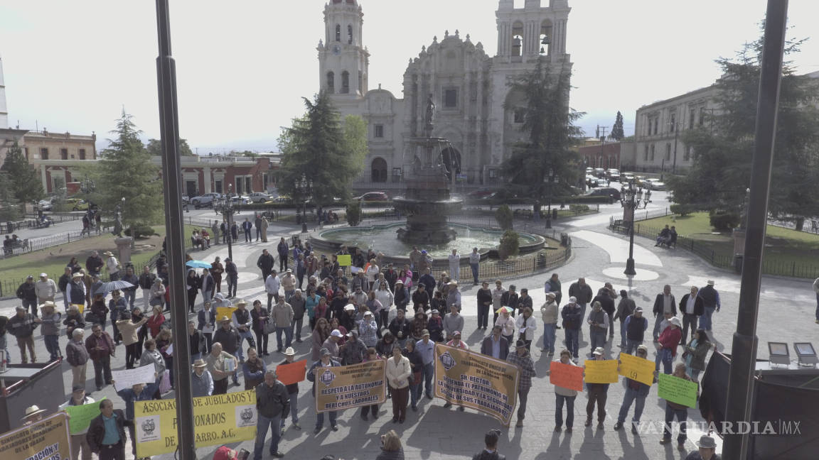 Marchan en Saltillo profesores en huelga