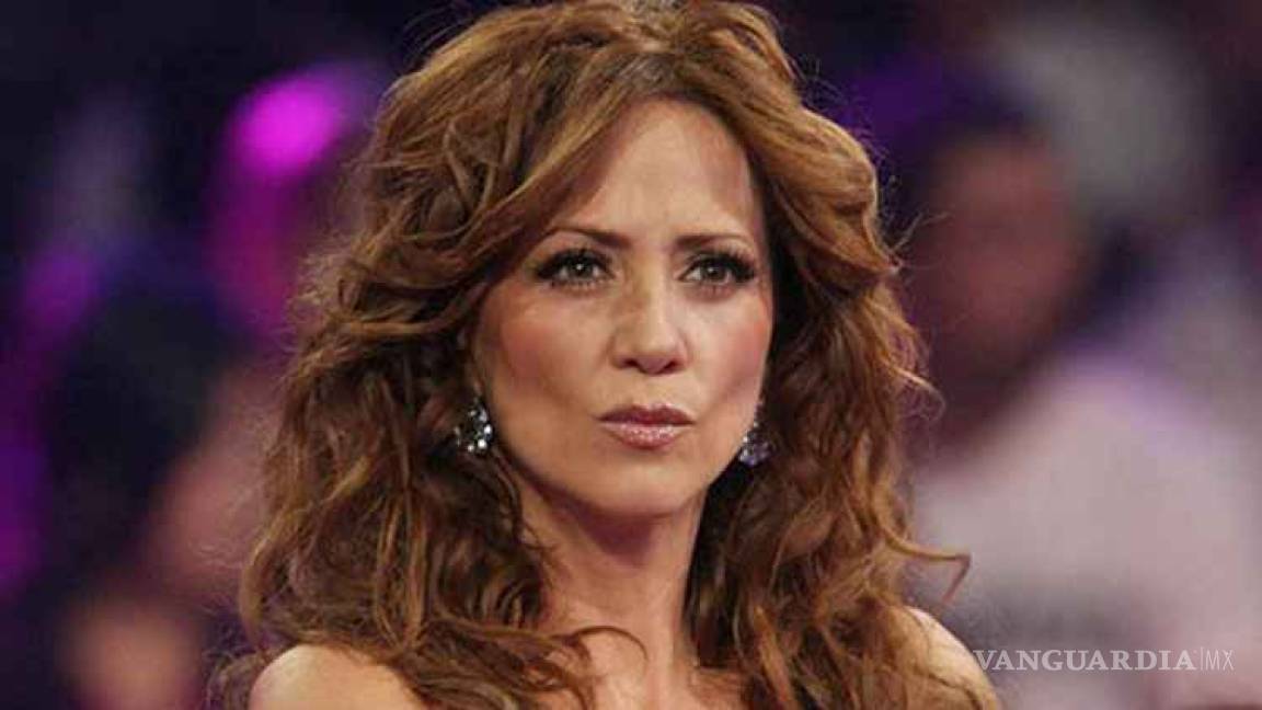 'Querida Zorra se agradece tu prostitutismo', le dice Andrea Legarreta a mujer que se le resbala a Erick Rubín