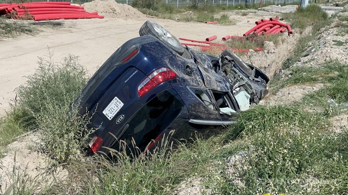 Chocan contra camión y vuelcan en la carretera Saltillo-Monclova