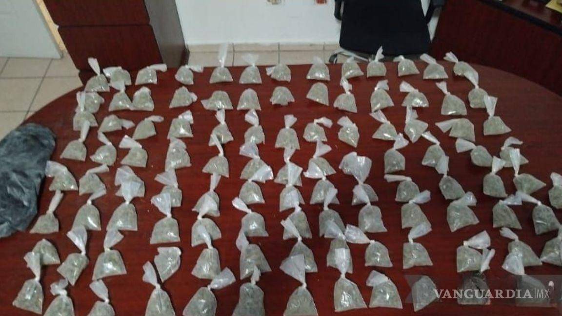 $!Elementos de Seguridad Pública de Cuatro Ciénegas durante el aseguramiento de 105 dosis de mariguana en la colonia Magdalenas.