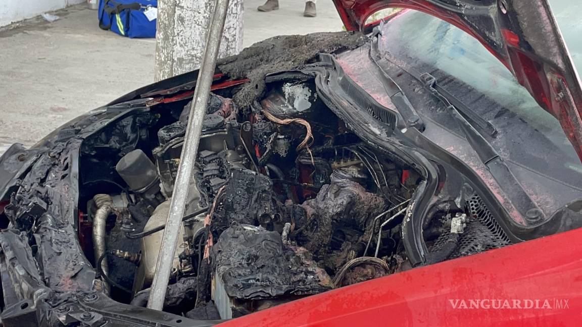 Se incendia vehículo recién salido del taller, en Saltillo