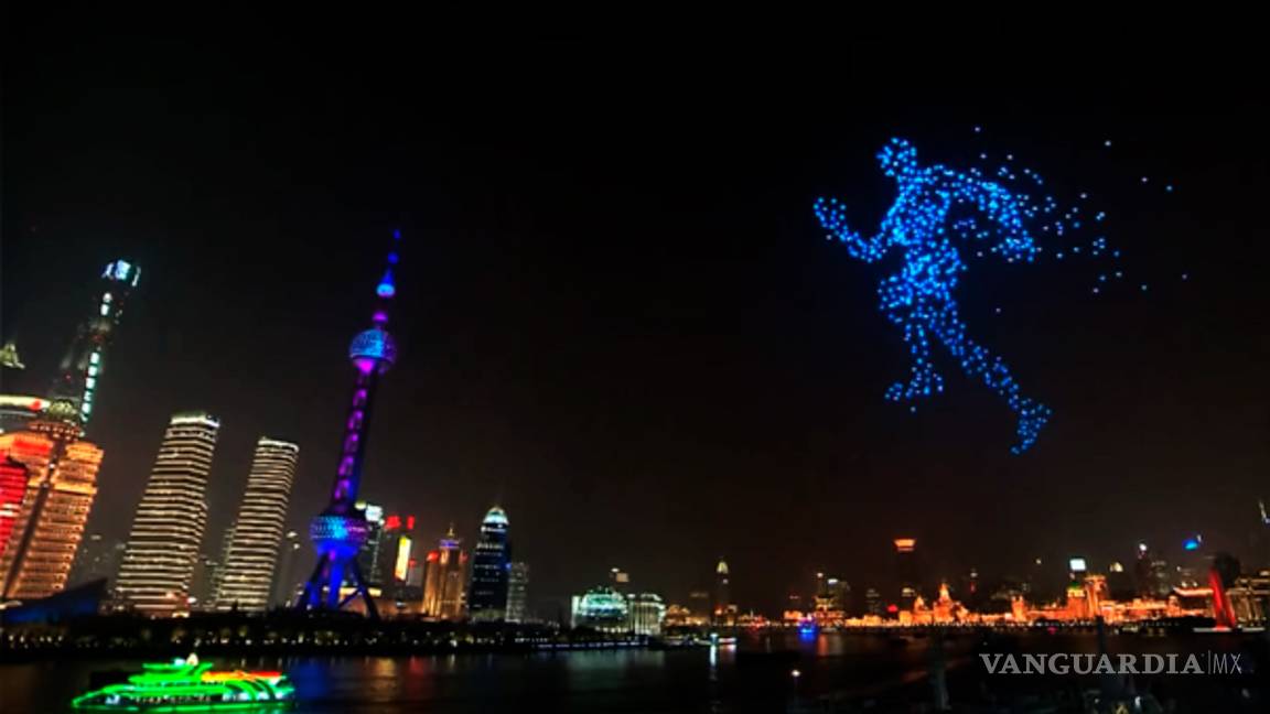 $!Cambian fuegos artificiales por drones en China para recibir el 2020