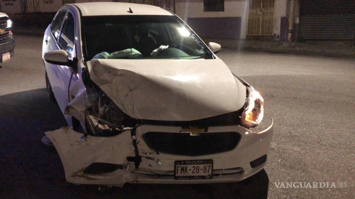 'Auto fantasma' destroza coche en calles del centro de Saltillo