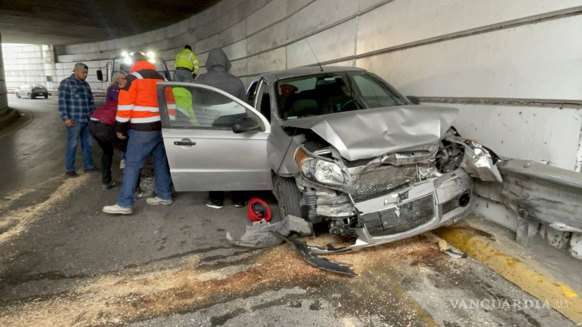 Pierde el control, chocan contra túnel y resultan lesionadas; trasladan a mujeres a hospital de Saltillo