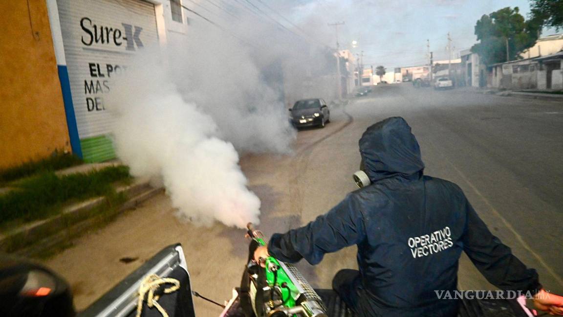 $!Las campañas de fumigación por zonas de conflicto de la ciudad, son determinantes para reducir los contagios.