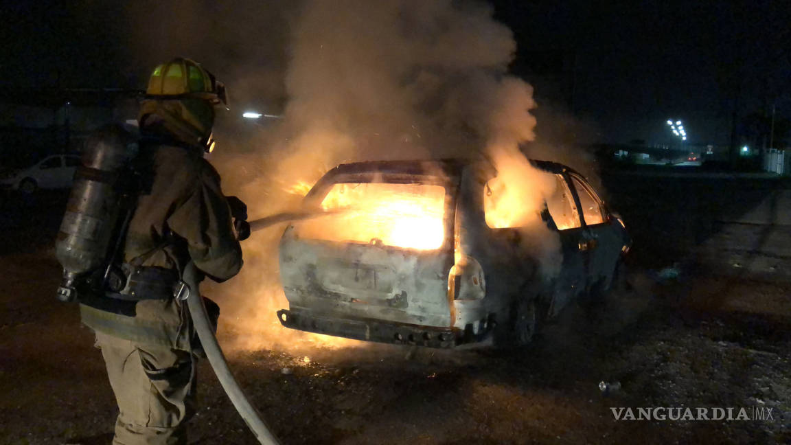 Incendian pirómanos camioneta en Saltillo y escapan