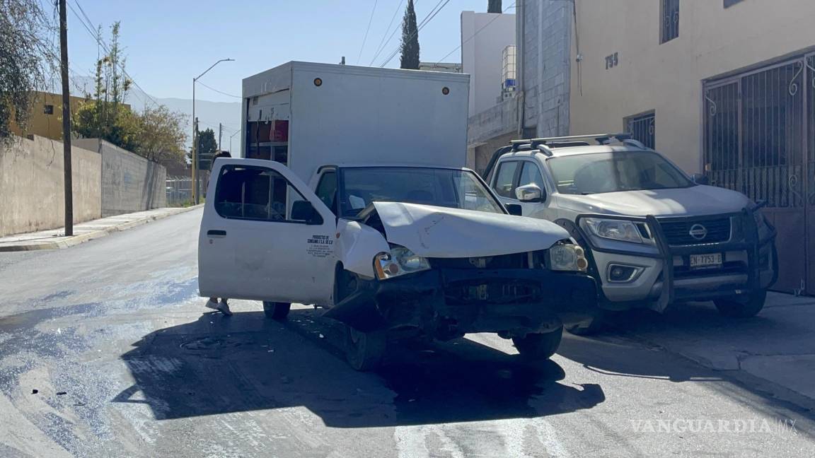 No hace alto y se estrella contra camioneta en Saltillo