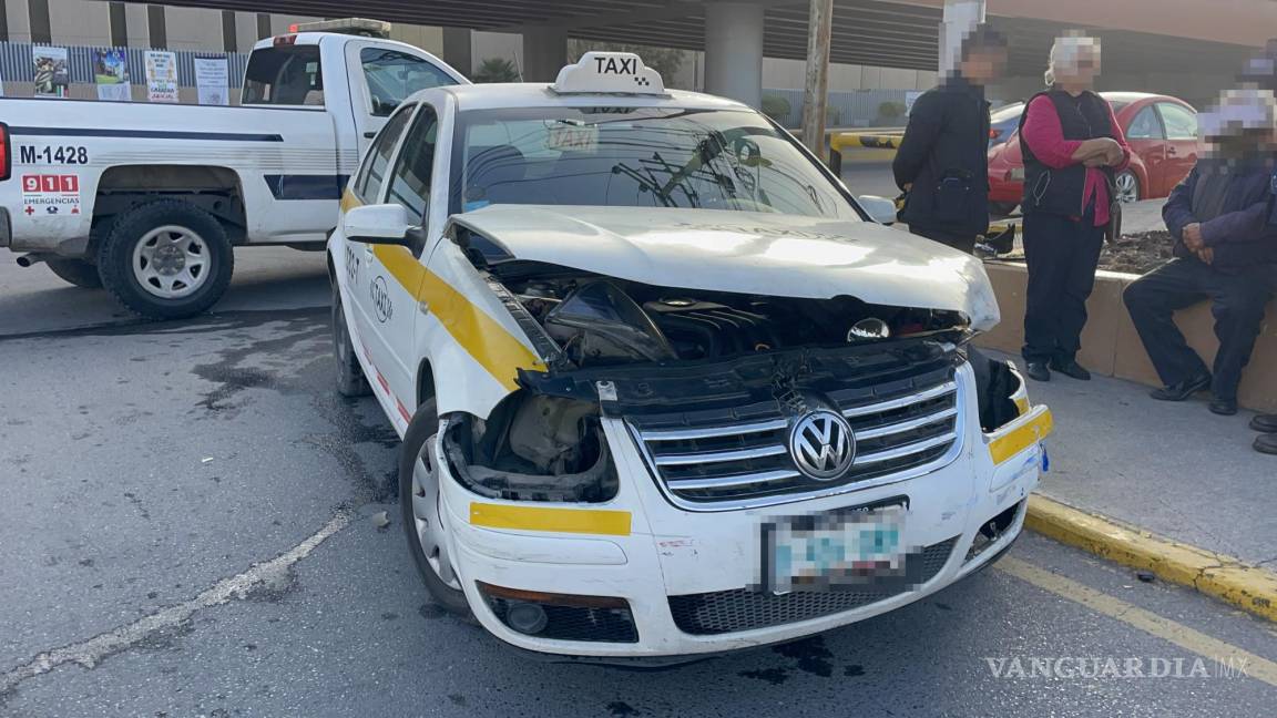 Saltillo: joven se impacta contra taxi en retorno de Nazario Ortiz