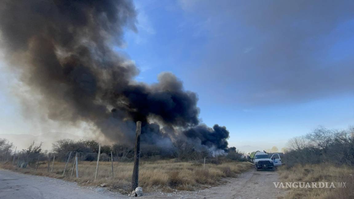 Se sale de control incendio en Arteaga; humo negro visible desde Saltillo y Ramos