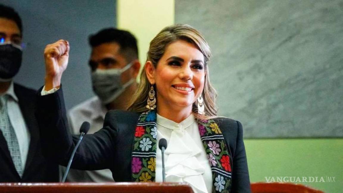 Evelyn Salgado toma protesta como la primera mujer gobernadora de Guerrero