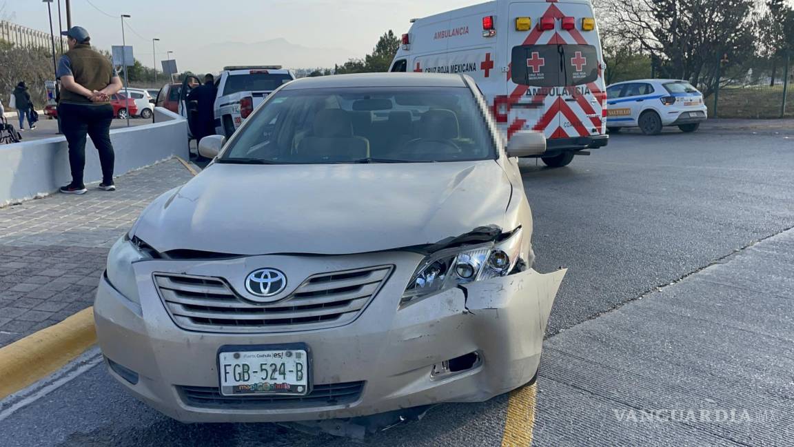 No hace alto y causa choque al oriente de Saltillo; deja dos lesionadas