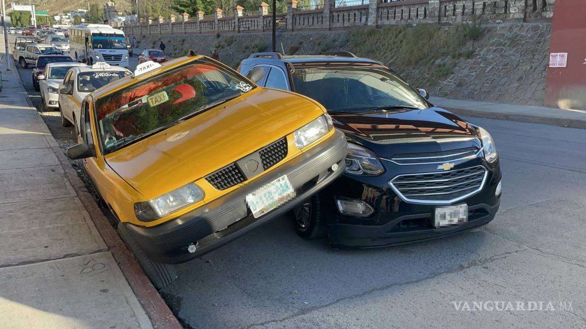 Automovilista provoca colisión que deja taxi encima de su vehículo en Saltillo
