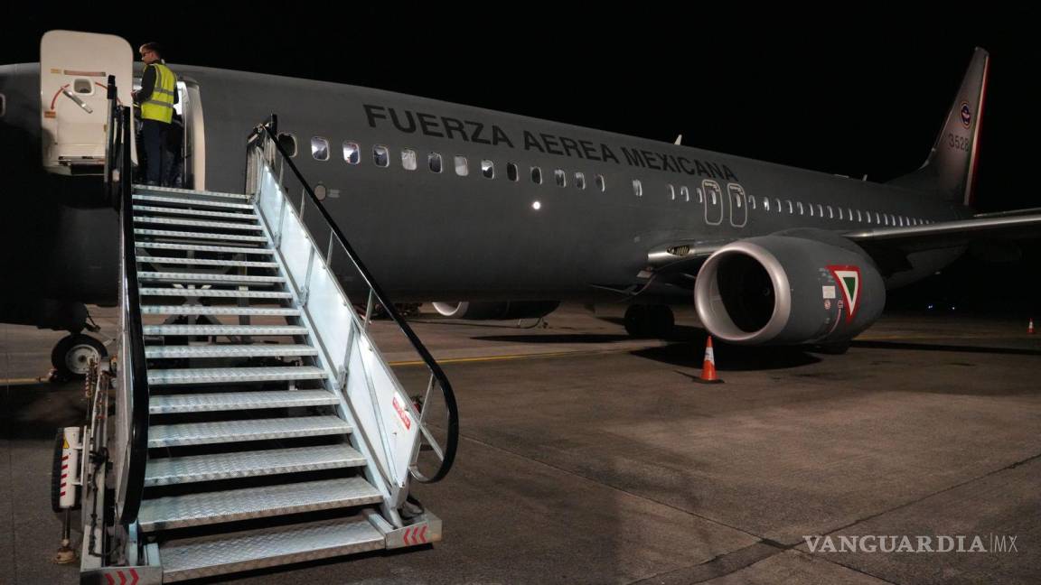 Llega primer avión con 135 mexicanos rescatados de Israel; aterriza en AIFA