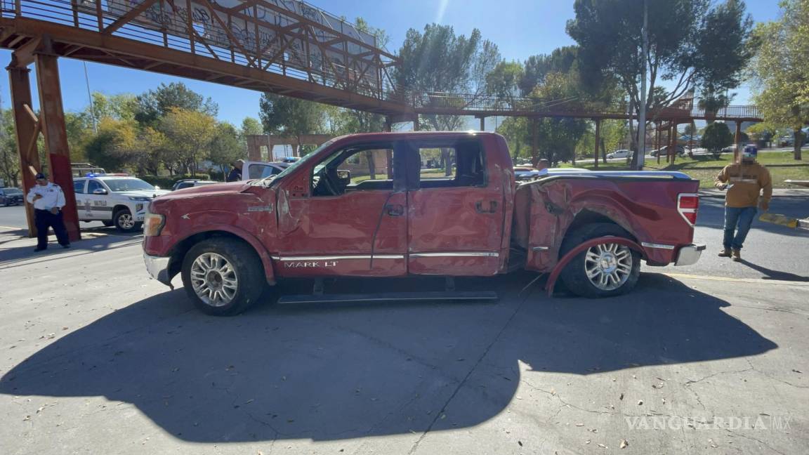 Joven acelerado destruye camioneta tras chocar contra un poste en Saltillo