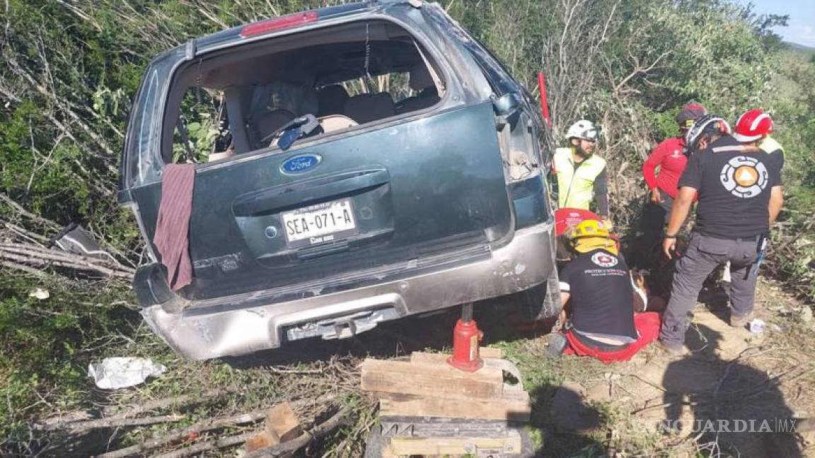 Tres mujeres murieron tras volcar en su camioneta, en Nuevo León